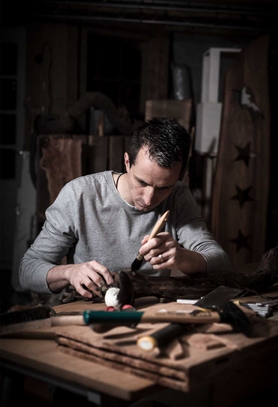 Schalen, Bilder und Skulpturen aus Holz